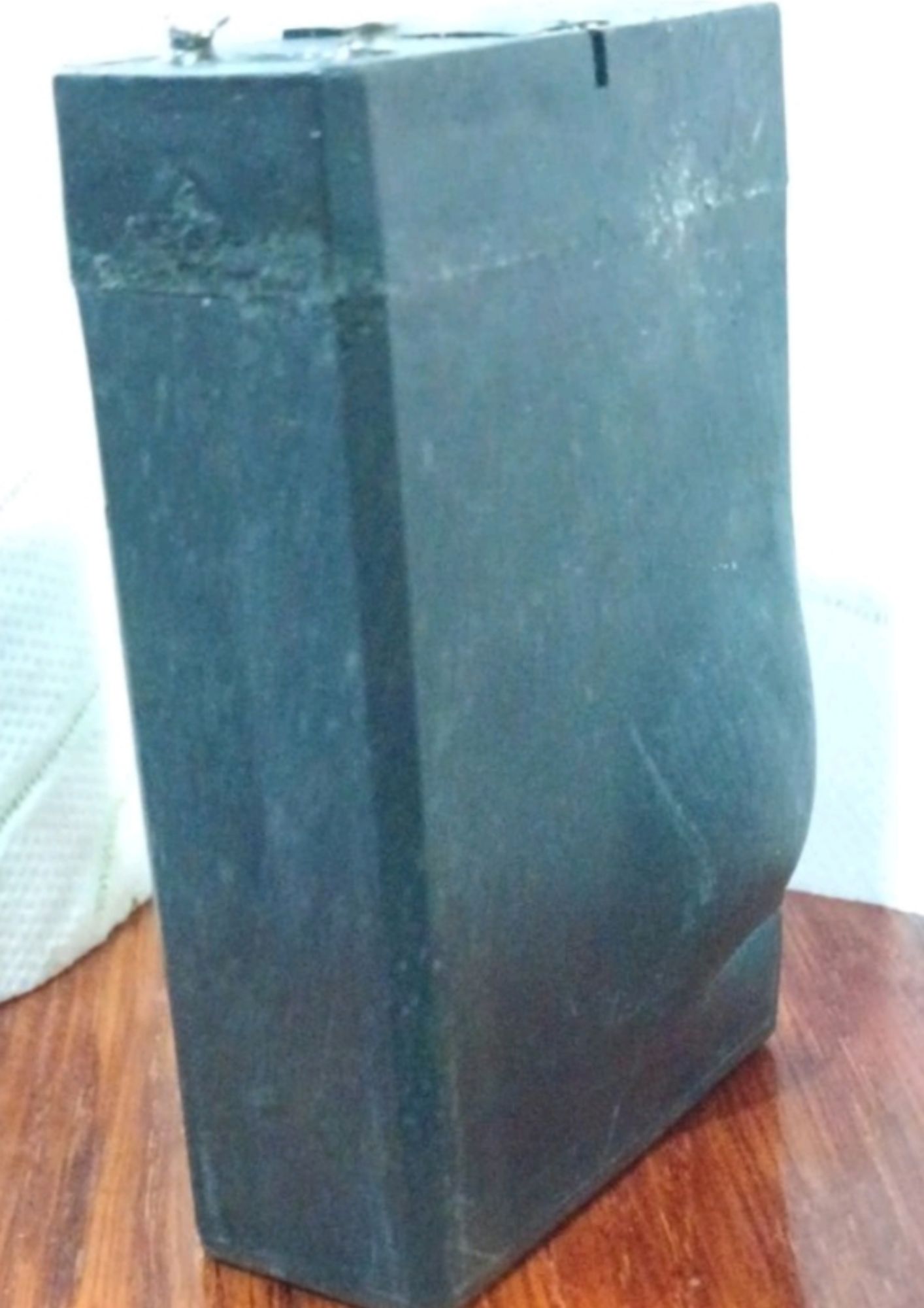 Старий здутий свинцево-кислотний акумулятор